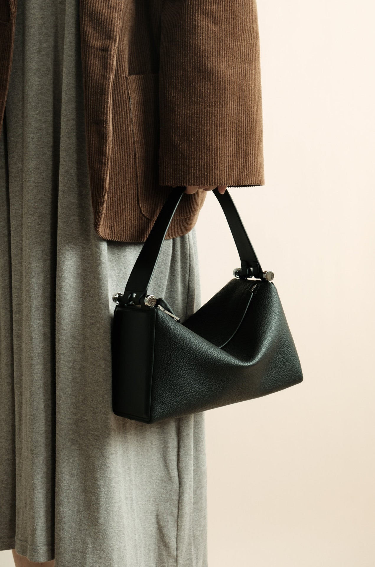 Li Ji | Original handmade leather | Soft Boston bag with elegant curves and texture No. 7165