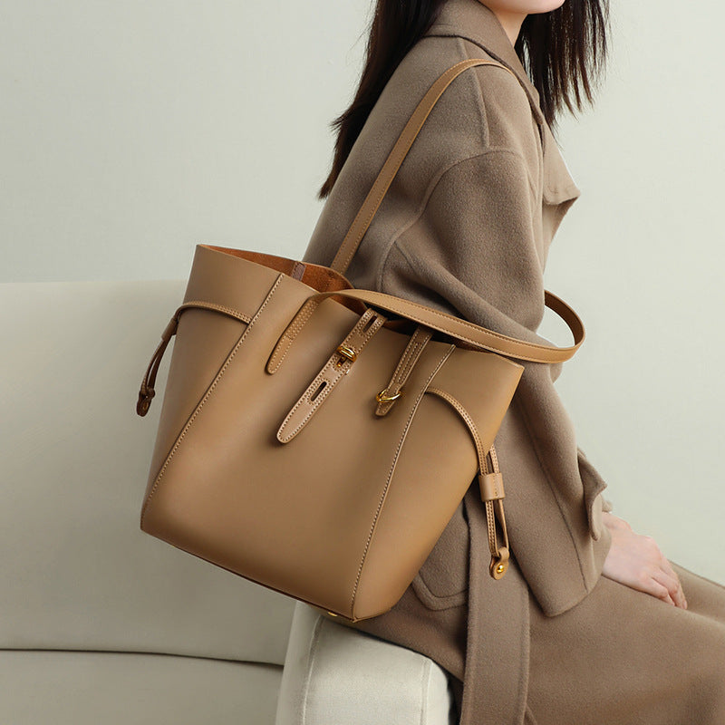 Lee Kee Leather | Two-layer cowhide wing-shaped bucket bag No. 5731