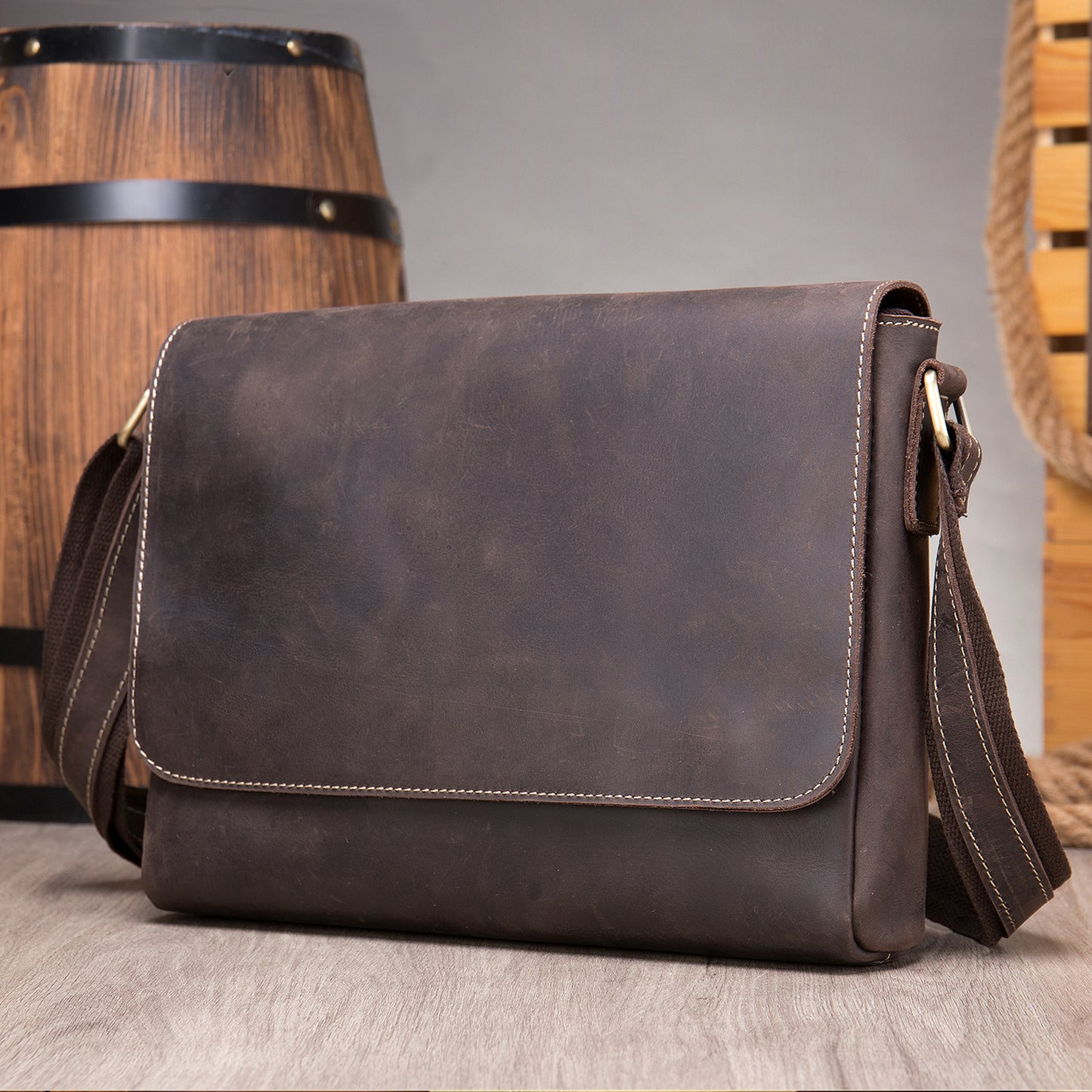 Li Ji | Original genuine leather handmade | Basic retro old school messenger bag No. 6011 