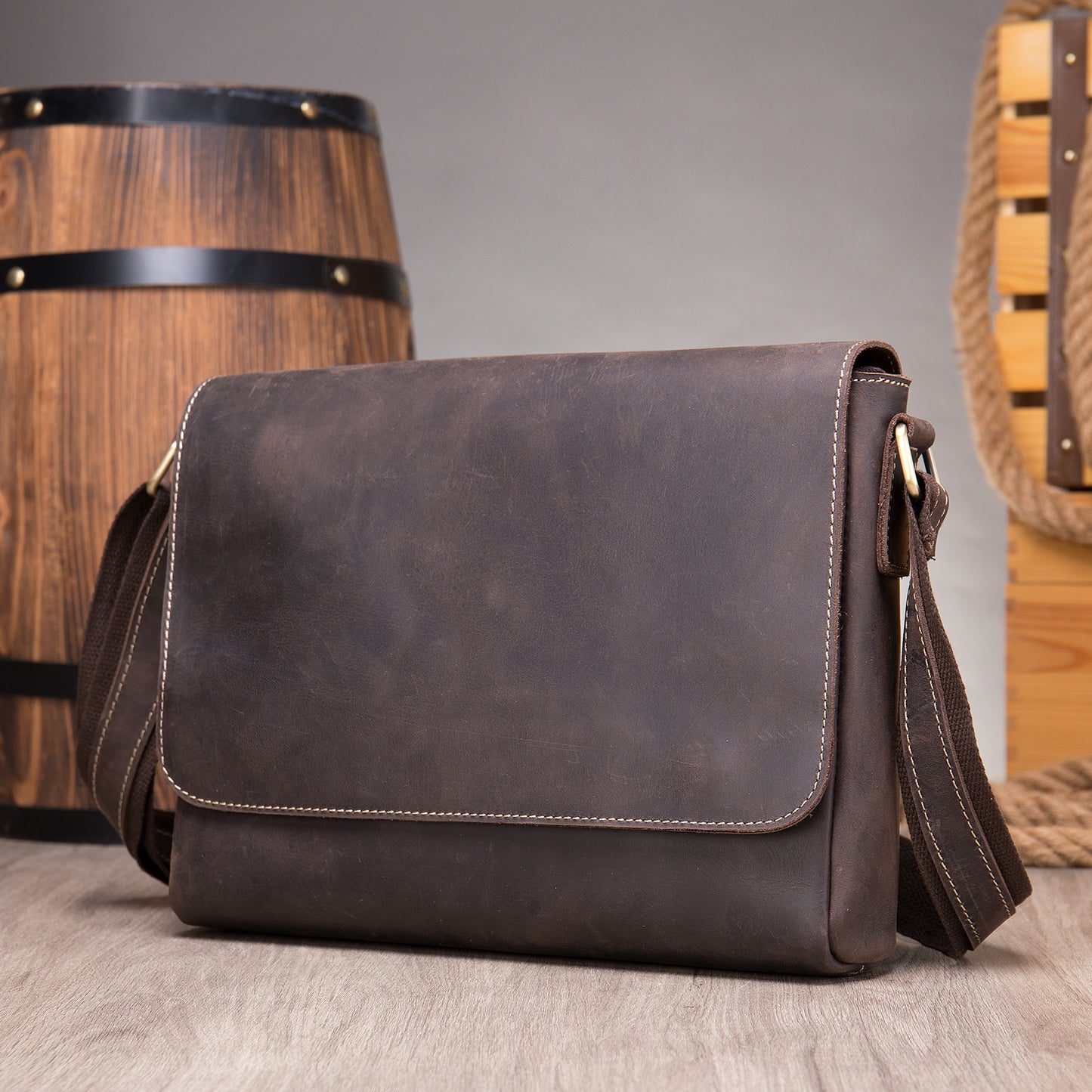 Li Ji | Original genuine leather handmade | Basic retro old school messenger bag No. 6011 